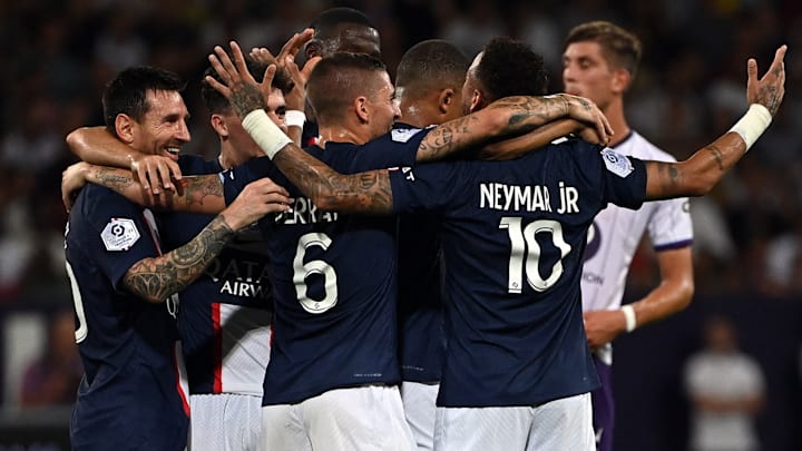 Le PSG écrase Toulouse sur le score de 3-0, avec des buts de Neymar, Mbappé et Bernat. 