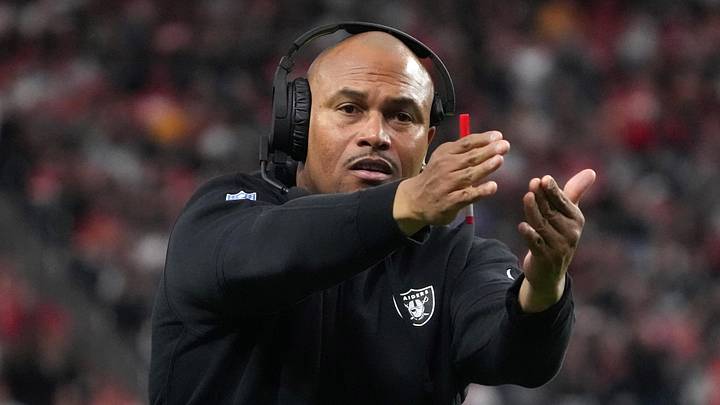Nov 26, 2023; Paradise, Nevada, USA; Las Vegas Raiders interim coach Antonio Pierce during the first half against the Kansas City Chiefs at Allegiant Stadium. Mandatory Credit: Kirby Lee-USA TODAY Sports Nov 26, 2023; Paradise, Nevada, USA; Las Vegas Raiders interim coach Antonio Pierce during the first half against the Kansas City Chiefs at Allegiant Stadium. Mandatory Credit: Kirby Lee-USA TODAY Sports
