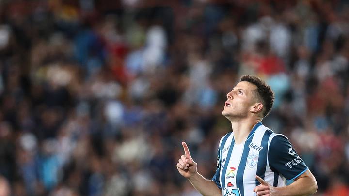 El reloj marcaba el minuto 8 cuando todo se detuvo para Oussama Idrissi. Una rodilla en el césped, un sorbo de agua y una oración bastaron para contar una historia que va mucho más allá del juego. El reloj marcaba el minuto 8 cuando todo se detuvo para Oussama Idrissi. Una rodilla en el césped, un sorbo de agua y una oración bastaron para contar una historia que va mucho más allá del juego.