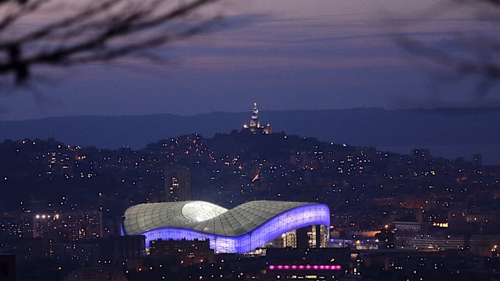 Stade Orange Velodrome de nuit, avec Notre-Dame de la Garde en fond