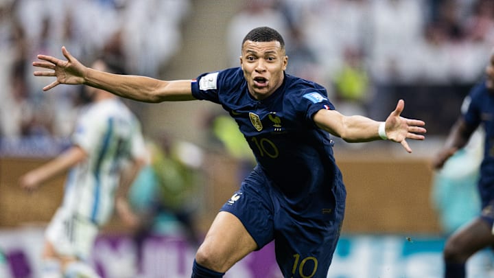 Avec son triplé en finale de Coupe du monde, Kylian Mbappé fait partie des favoris du prochain Ballon d'Or.