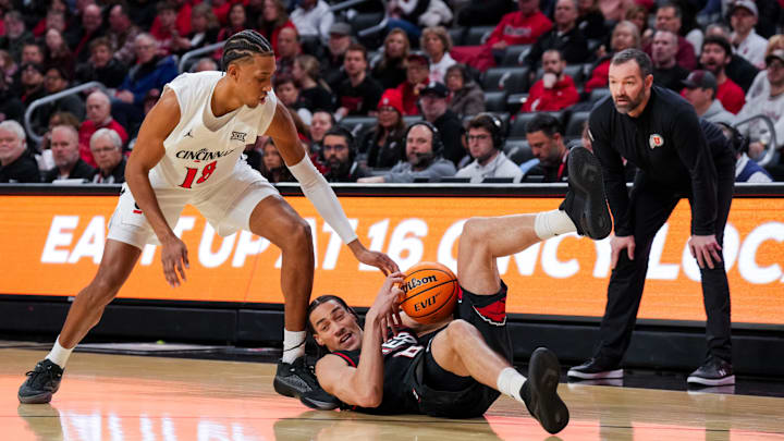 Utah Runnin' Utes forward Keanu Dawes (8) battles for the loose ball against Cincinnati Bearcats forward Baba Miller (18) in the first at Fifth Third Arena.
