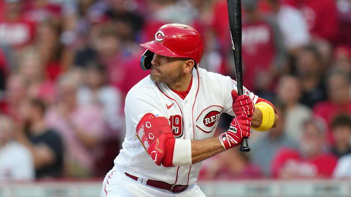 Cincinnati Reds first baseman Joey Votto (19)