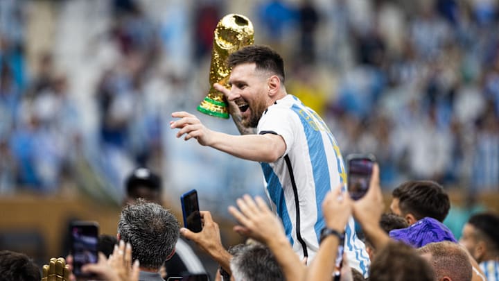 Messi brandit la Coupe du monde