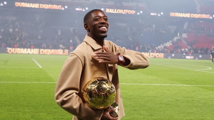 Ousmane Dembélé a présenté son Ballon d'Or au Parc des Princes lors Paris Saint-Germain FC - AJ Auxerre.