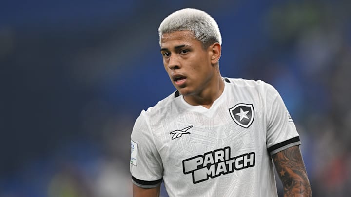 Matheus Martins pode deixar escalação titular do Botafogo
