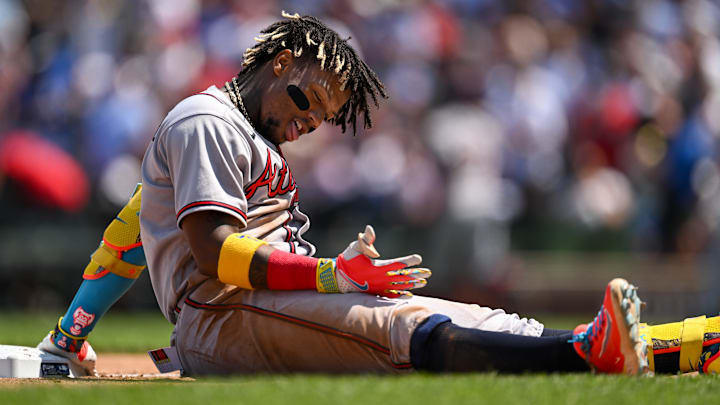 Ronald Acuña Jr. casi fue impactado en la cara por un pelotazo