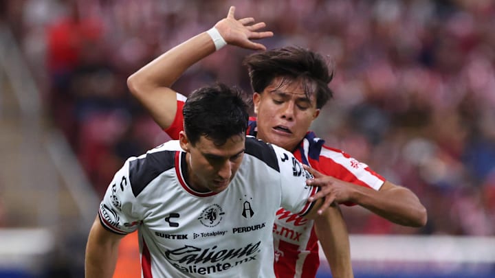 Adrián Mora es marcado por Yael Padilla en el A2025