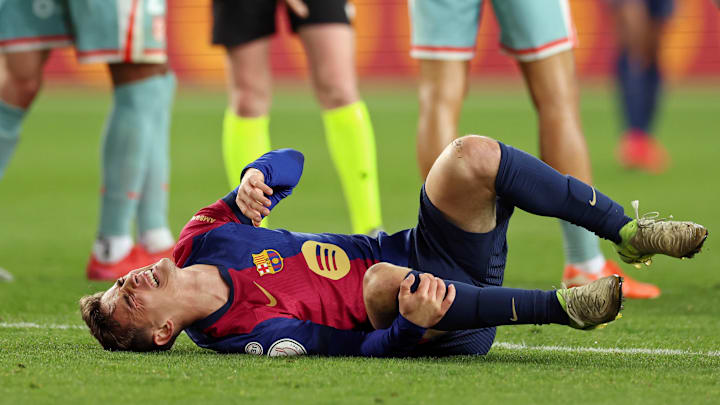 Jogador espanhol fica de fora do duelo de hoje por problemas no joelho direito