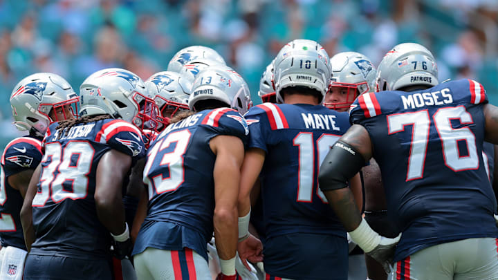 Sep 14, 2025; Miami Gardens, Florida, USA; New England Patriots quarterback Drake Maye (10) talks to his teammates before a play against the Miami Dolphins during the first quarter at Hard Rock Stadium. Mandatory Credit: Sam Navarro-Imagn Images Sep 14, 2025; Miami Gardens, Florida, USA; New England Patriots quarterback Drake Maye (10) talks to his teammates before a play against the Miami Dolphins during the first quarter at Hard Rock Stadium. Mandatory Credit: Sam Navarro-Imagn Images