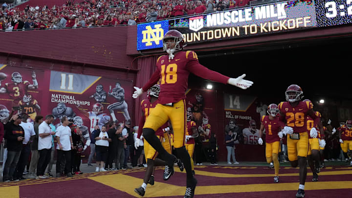 Nov 26, 2022; Los Angeles, California, USA; Southern California Trojans linebacker Eric Gentry (18) enters the field before the game against the Notre Dame Fighting Irish at United Airlines Field at Los Angeles Memorial Coliseum. Mandatory Credit: Kirby Lee-Imagn Images Nov 26, 2022; Los Angeles, California, USA; Southern California Trojans linebacker Eric Gentry (18) enters the field before the game against the Notre Dame Fighting Irish at United Airlines Field at Los Angeles Memorial Coliseum. Mandatory Credit: Kirby Lee-Imagn Images