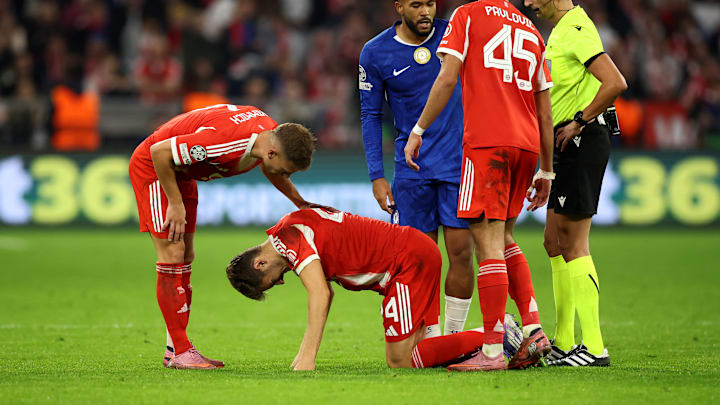 Joshua Kimmich kümmert sich um den verletzten Josip Stanisic Joshua Kimmich kümmert sich um den verletzten Josip Stanisic