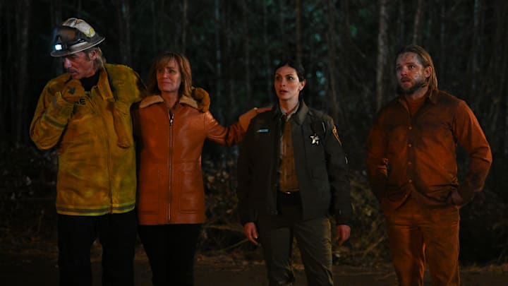 “Alert the Sheriff” – After a fire camp inmate escapes from Three Rock, the deputy sheriff with a surprising connection to the Leones, Mickey (Morena Baccarin), is called to investigate, on FIRE COUNTRY, Friday, April 12 (9:00-10:00 PM, ET/PT) on the CBS Television Network, and streaming on Paramount+ (live and on demand for Paramount+ with SHOWTIME subscribers, or on demand for Paramount+ Essential subscribers the day after the episode airs)*. Directed by series star, creator and executive