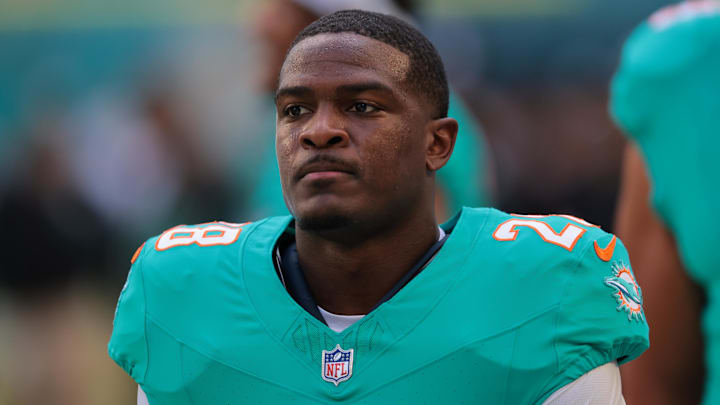 Miami Dolphins running back De'Von Achane (28) warms up before a game against the Tampa Bay Buccaneers at Hard Rock Stadium. Mandatory Credit: Sam Navarro-Imagn Images