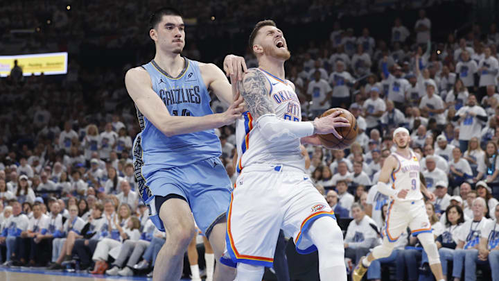 Oklahoma City Thunder center Isaiah Hartenstein (55) drives to the basket in front of Memphis Grizzlies center Zach Edey (14)