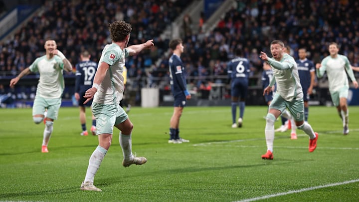 Jens Stage (Vordergrund) wird von seinen Mitspielern Mitchell Weiser (r.) und Marc Friedl (l.) abgefeiert