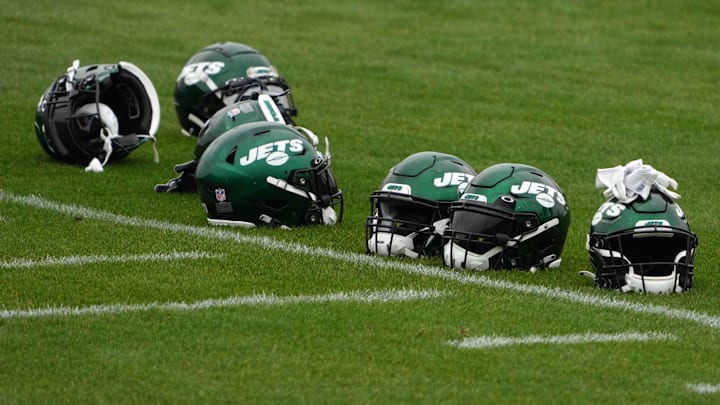 Oct 8, 2021; Ware, England, United Kingdom; New York Jets helmets are seen during a practice at the Manor Marriott Hotel and Country Club. Mandatory Credit: Kirby Lee-Imagn Images Oct 8, 2021; Ware, England, United Kingdom; New York Jets helmets are seen during a practice at the Manor Marriott Hotel and Country Club. Mandatory Credit: Kirby Lee-Imagn Images