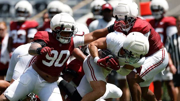 8/13/26 MFB Fall Camp practice 8 Scrimmage 1 Alabama Defensive Lineman London Simmons (90) Alabama Tight End Marshall Pritchett (9) 