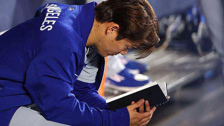 Durante sus aperturas, a menudo se puede ver a Yamamoto haciendo apuntes en su libreta. Durante sus aperturas, a menudo se puede ver a Yamamoto haciendo apuntes en su libreta.