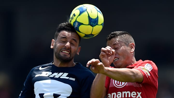 Carlos Esquivel y Alan Mozo en la pelea de una pelota.