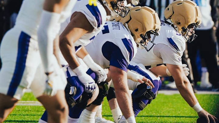 Zach Henning at center in the UW Spring Game. Zach Henning at center in the UW Spring Game.