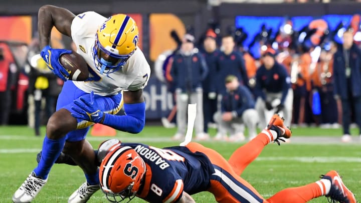 Nov 11, 2023; New York, New York, USA; Syracuse Orange defensive back Justin Barron (8) attempts a