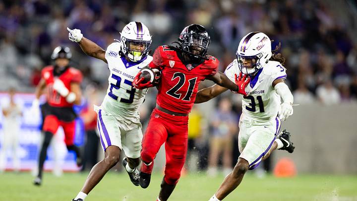 San Diego State Aztecs running back Javion Kinnard (21). San Diego State Aztecs running back Javion Kinnard (21).