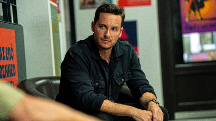 “A Leader, Not a Tourist” – The Fly Team is introduced to Supervisory Special Agent Wesley “Wes” Mitchell (new series regular Jesse Lee Soffer) when his partner is shot in Los Angeles and the suspects flee to Budapest, sending Mitchell overseas, on the fourth season premiere of FBI: INTERNATIONAL, Tuesday, Oct. 15 (9:00-10:00 PM, ET/PT) on the CBS Television Network, and streaming on Paramount+ (live and on-demand for Paramount+ with SHOWTIME subscribers, or on-demand for Paramount+ Essential