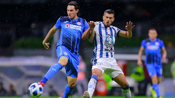 Santiago Giménez y Gustavo Cabral en la pela de una pelota.