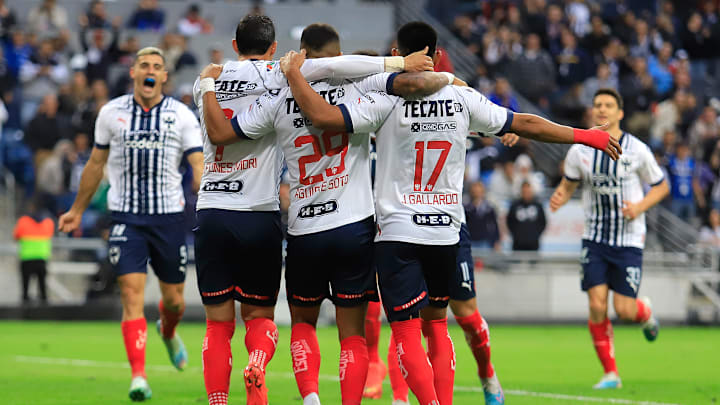 Jugadores de Rayados de Monterrey celebran un gol.