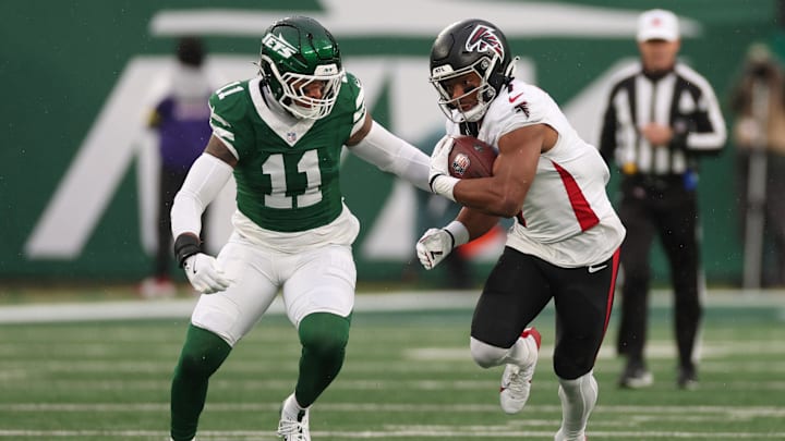 Nov 30, 2025; East Rutherford, New Jersey, USA; Atlanta Falcons running back Bijan Robinson (7) rushes the ball past New York Jets linebacker Jermaine Johnson (11) during the first half at MetLife Stadium. Mandatory Credit: Vincent Carchietta-Imagn Images Nov 30, 2025; East Rutherford, New Jersey, USA; Atlanta Falcons running back Bijan Robinson (7) rushes the ball past New York Jets linebacker Jermaine Johnson (11) during the first half at MetLife Stadium. Mandatory Credit: Vincent Carchietta-Imagn Images