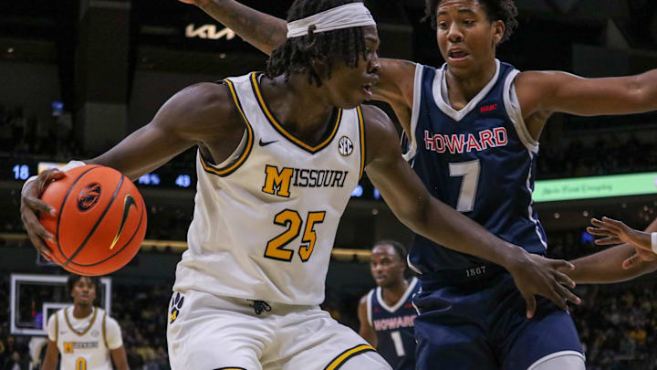 Nov. 8, 2024; Columbia, Missouri, USA; Missouri guard Mark Mitchell (25) makes a drive towards the basket against the Howard Bison.. Nov. 8, 2024; Columbia, Missouri, USA; Missouri guard Mark Mitchell (25) makes a drive towards the basket against the Howard Bison..