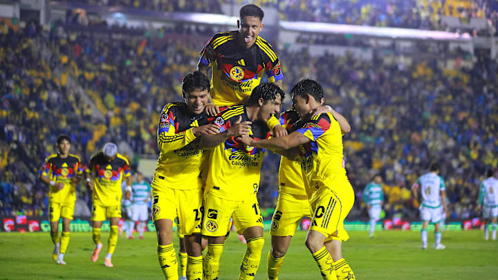 Alan Cervantes celebra el tercer tanto del América