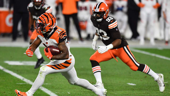 Sep 17, 2020; Cleveland, Ohio, USA; Cincinnati Bengals running back Joe Mixon (28) runs with the ball against Cleveland Browns middle linebacker B.J. Goodson (93) during the first half at FirstEnergy Stadium. Mandatory Credit: Ken Blaze-Imagn Images Sep 17, 2020; Cleveland, Ohio, USA; Cincinnati Bengals running back Joe Mixon (28) runs with the ball against Cleveland Browns middle linebacker B.J. Goodson (93) during the first half at FirstEnergy Stadium. Mandatory Credit: Ken Blaze-Imagn Images