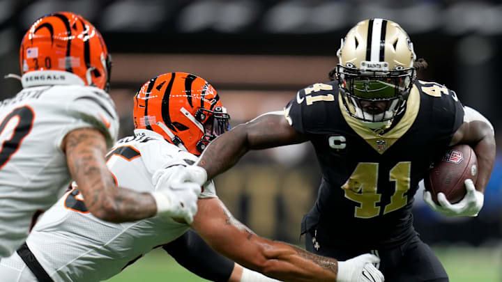 Alvin Kamara rushes against the Bengals in Week 6