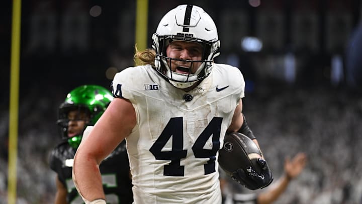 Dec 7, 2024; Indianapolis, IN, USA; Penn State Nittany Lions tight end Tyler Warren (44) runs for a gain against the Oregon Ducks during the second quarter in the 2024 Big Ten Championship game at Lucas Oil Stadium. 