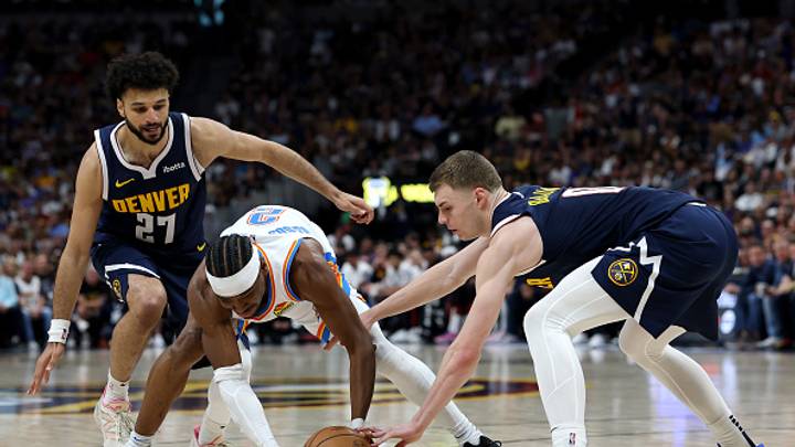Shai Gilgeous-Alexander (2) de Oklahoma City Thunder batalla para evitar perder el balón ante Jamal Murray (27) y Christian Braun (0), de los Denver Nuggets durante la serie de playoffs de estos equipos en la NBA. El duelo a ganar cuatro de siete partidos está empatado 2-2. Shai Gilgeous-Alexander (2) de Oklahoma City Thunder batalla para evitar perder el balón ante Jamal Murray (27) y Christian Braun (0), de los Denver Nuggets durante la serie de playoffs de estos equipos en la NBA. El duelo a ganar cuatro de siete partidos está empatado 2-2.