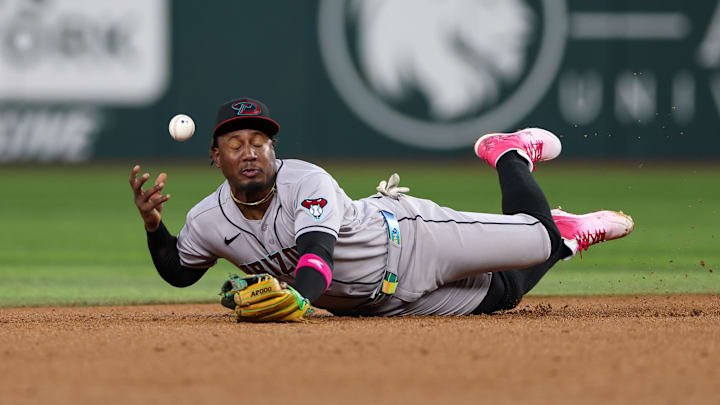 May 12, 2026; Arlington, Texas, USA; Arizona Diamondbacks shortstop Geraldo Perdomo (2) bobbles a ground ball during the fifth inning against the Texas Rangers at Globe Life Field. Mandatory Credit: Andrew Dieb-Imagn Images
