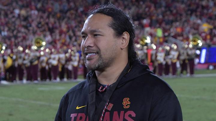 Nov 4, 2017; Los Angeles, CA, USA; Pittsburgh Steelers former safety Troy Polamalu is recognized for his induction into the Southern California Trojans hall of fame at halftime of an NCAA football game against the Arizona Wildcats at Los Angeles Memorial Coliseum. Mandatory Credit: Kirby Lee-Imagn Images Nov 4, 2017; Los Angeles, CA, USA; Pittsburgh Steelers former safety Troy Polamalu is recognized for his induction into the Southern California Trojans hall of fame at halftime of an NCAA football game against the Arizona Wildcats at Los Angeles Memorial Coliseum. Mandatory Credit: Kirby Lee-Imagn Images