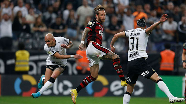 Lance envolvendo Léo Pereira gerou debate nas redes sociais