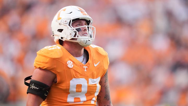 Tennessee tight end Miles Kitselman (87) on the field during a college football game between Tennessee and Arkansas at Neyland Stadium in Knoxville, Tennessee on Oct. 11, 2025. Tennessee tight end Miles Kitselman (87) on the field during a college football game between Tennessee and Arkansas at Neyland Stadium in Knoxville, Tennessee on Oct. 11, 2025.