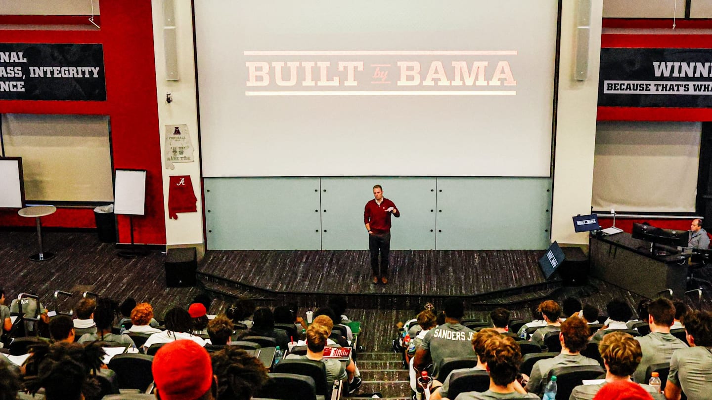 Former Alabama QB Speaks to Team in Offseason: Roll Call
