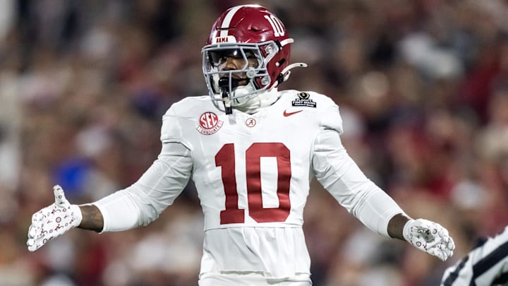 Dec 19, 2025; Norman, OK, USA; Alabama Crimson Tide linebacker Justin Jefferson (10) against the Oklahoma Sooners during the CFP National Playoff First Round at Gaylord Family Oklahoma Memorial Stadium. Mandatory Credit: Mark J. Rebilas-Imagn Images
