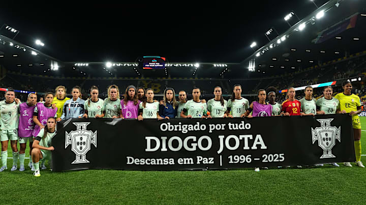 Jogadores de Espanha e Portugal com cartaz em homenagem a Diogo Jota Jogadores de Espanha e Portugal com cartaz em homenagem a Diogo Jota