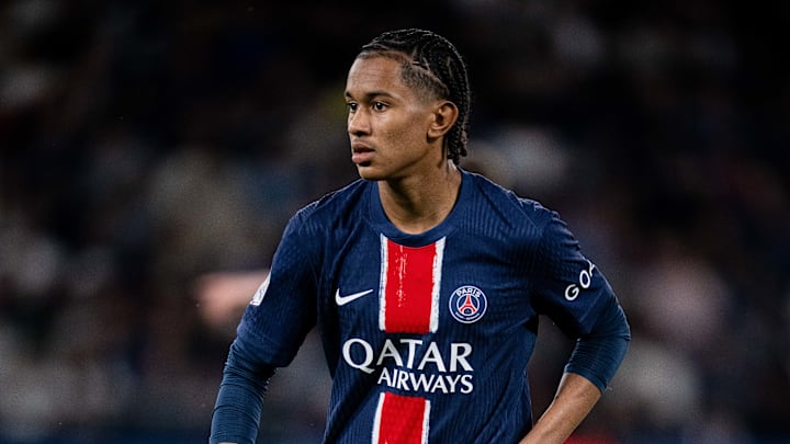 The PSG academy prospect, Senny Mayulu (18 years old), will stay with his home club for the foreseeable future. The Paris-based team has revealed the completion of his inaugural professional contract.