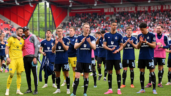 Der HSV feiert den Kantersieg in Regensburg