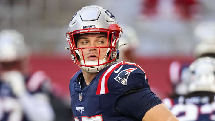 Dec 15, 2024; Glendale, Arizona, USA; New England Patriots tight end Jack Westover (87) against the Arizona Cardinals at State Farm Stadium. Mandatory Credit: Mark J. Rebilas-Imagn Images