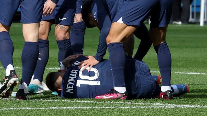 Neymar Jr in lacrime a terra dopo l'infortunio