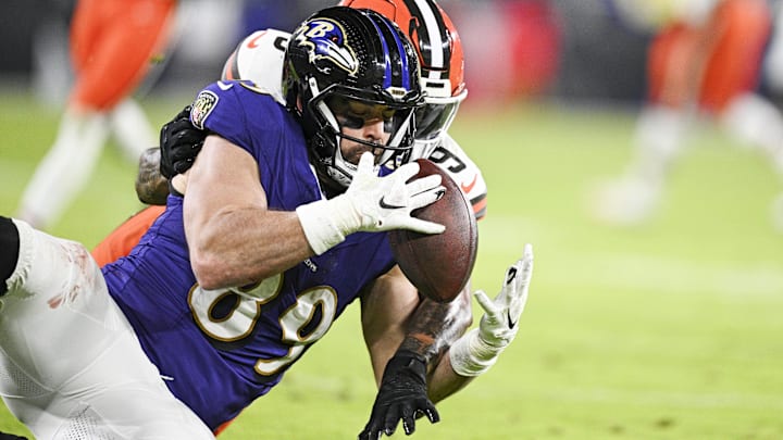 Baltimore Ravens tight end Mark Andrews (89) makes a catch for a touchdown during the second quarter as Cleveland Browns safety Grant Delpit (9) defends at M&T Bank Stadium. 
