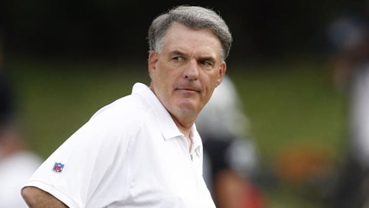 Aug 6, 2006; Canton, OH, USA;  Oakland Raiders offensive coordinator Tom Walsh talks with